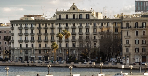 Da 100 anni si staglia imperioso sul lungomare di Bari: � l'elegante Palazzo Colonna
